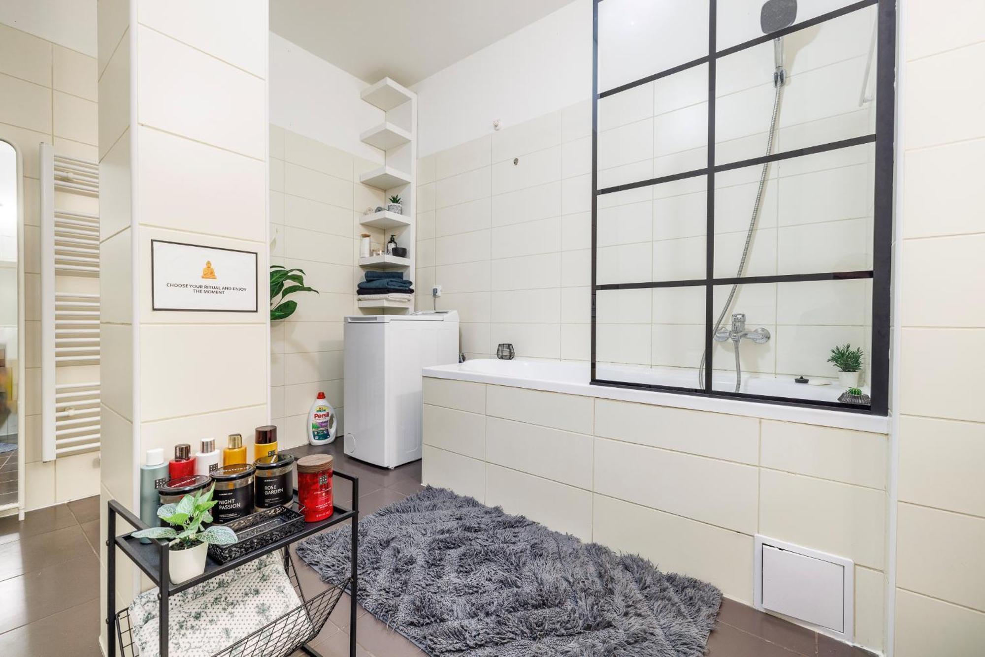Spacious Flat & Parking Possibility, 3 Stops To Wenceslav Square Praga Zewnętrze zdjęcie